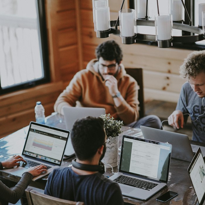 Equipo de desarrollo trabajando